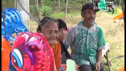 Kisah Kakek Rawat Cucu Lumpuh di Kediri