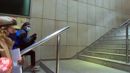 Emma Suárez llega al tanatorio de Quique San Francisco desolada