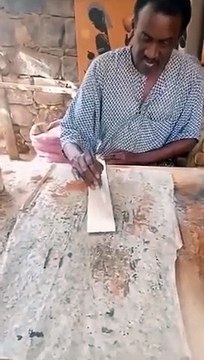 Cet homme utilise du sable pour réaliser des figures