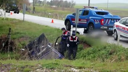 BALIKESİR - Su kanalına devrilen otomobildeki 2 kişi hayatını kaybetti