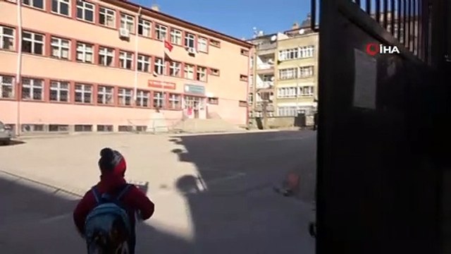Orta riskli Elazığ’da yüz yüze eğitim başladı, öğrenciler ders başı yaptı