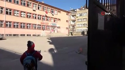 Orta riskli Elazığ’da yüz yüze eğitim başladı, öğrenciler ders başı yaptı