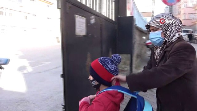 Orta riskli Elazığ’da yüz yüze eğitim başladı, öğrenciler ders başı yaptı