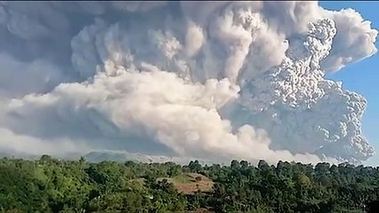 Скачать видео: بركان سينابونغ الإندونيسي يقذف سحابة ضخمة من الرماد