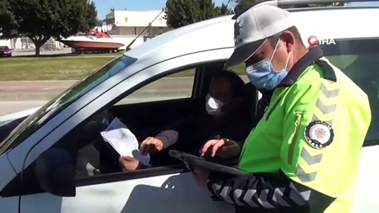 Sokağa çıkma kısıtlamasında otomobil bagajındaki oğlaklar polisi de şaşkına çevirdi