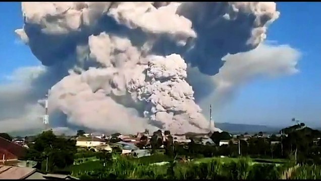 Indonésie: le volcan Sinabung crache une spectaculaire colonne de cendres