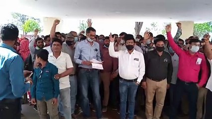 सार्थक एप का विरोध जताते हुए जिलेभर से बड़ी संख्या में पटवारी पहुंचे कलेक्ट्रेट कार्यालय