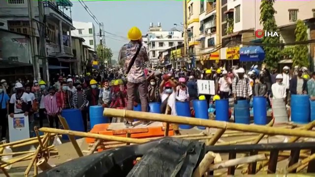 - Myanmar'da protestoculara gerçek mermiyle müdahale: 4 yaralı- Göz yaşartıcı bombalar ortalığı savaş alanına çevirdi