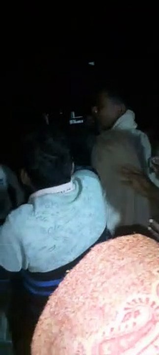 सहारनपुर में युवक को पेड़ से बांधकर ग्रामीणों ने पीटा देखें विडियो