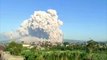 El volcán Sinabung en Indonesia entra en erupción arrojando espesa ceniza volcánica