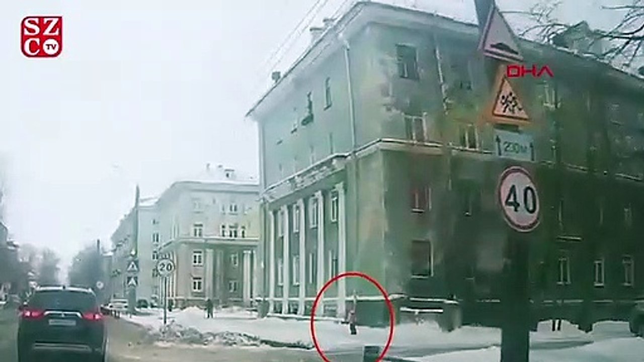 Rusya'da üzerine buz kütlesi düşen küçük kız ölümden kıl payı kurtuldu