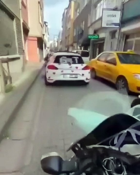 Un motard s'encastre dans une voiture en voulant faire le malin sur sa bécane