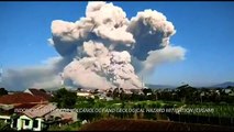 Vulcão Sinabung da Indonésia entra em erupção