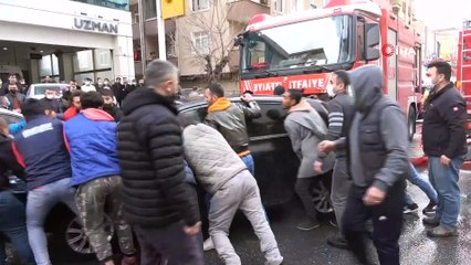 İşçi yangından kendini fabrikanın duvarından sarkıtarak kurtardı