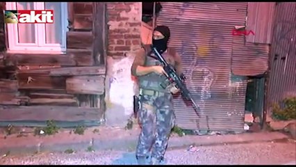 Uyuşturucu ararken suikast tabancası buldular