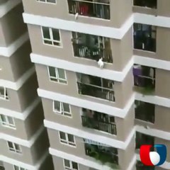 فيديو وثق لحظة سقوط طفلة من الطابق 12 و لكن معجزة أنقذت الموقف
