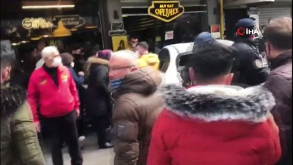 Lüks otomobilin çarptığı araç dükkana girdi: 3 yaralı