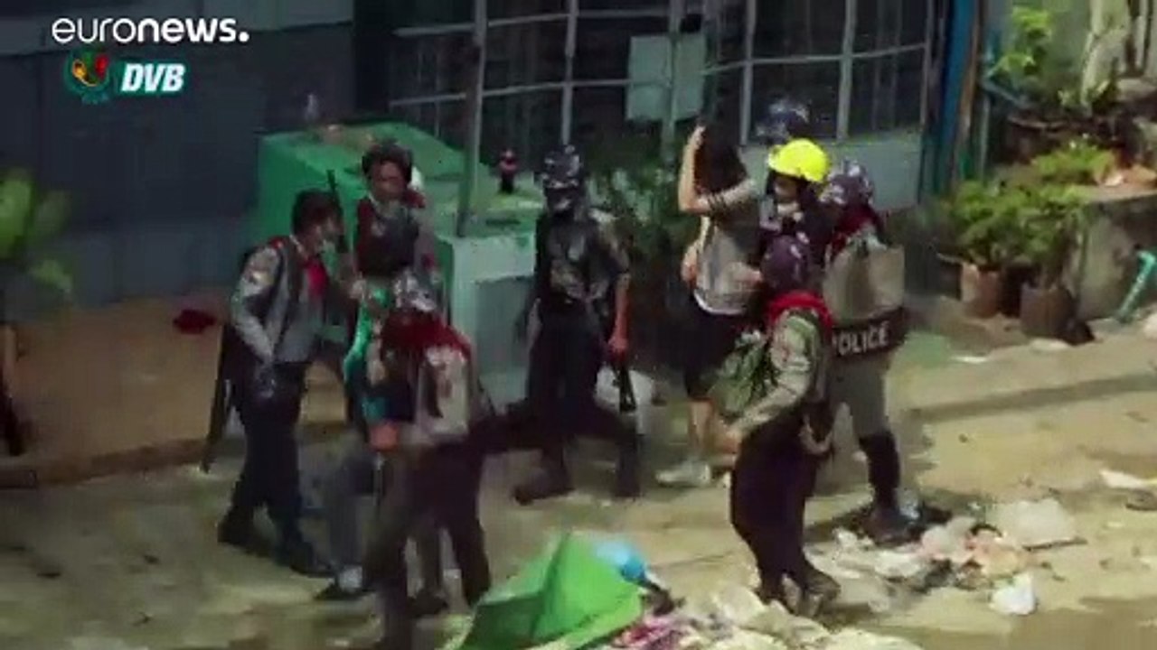 شاهد: قوات الأمن تطلق الرصاص على المتظاهرين في ميانمار