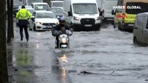 Bağcılar'da su borusu patladı, moto kurye açılan çukura düştü