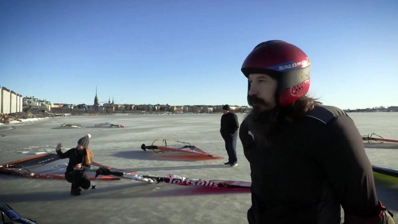 Eissurfer flitzen über die finnische Ostsee
