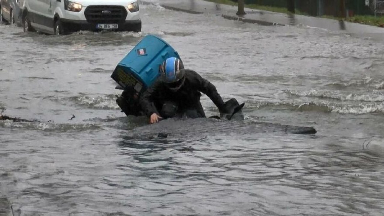 Su borusu patladı, yol çöktü, motosiklet sulara gömüldü