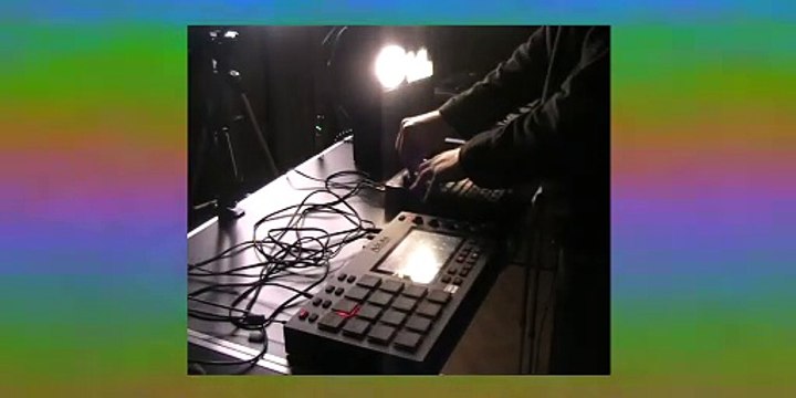 Akai MPC-Live & Roland SP-404A Preview - Trap x Sample x Beat | Music and Sounddesign by Riff