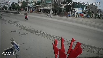 Motorcycle Rider in a Rush Has Near Miss With Truck