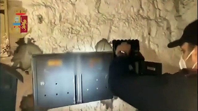 Napoli - Secondigliano, droga nascosta in cassetta postale arrestato 19enne (02.03.21)