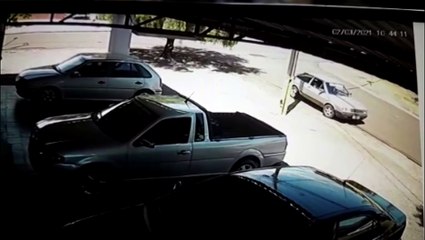 Câmera mostra colisão entre carros no Bairro Santa Cruz