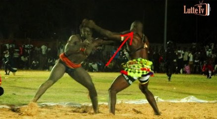 Combat bou nekh rak ba naw avec une chute spectaculaire entre Bakh Yaye Vs Balla Niamina en Gambie..
