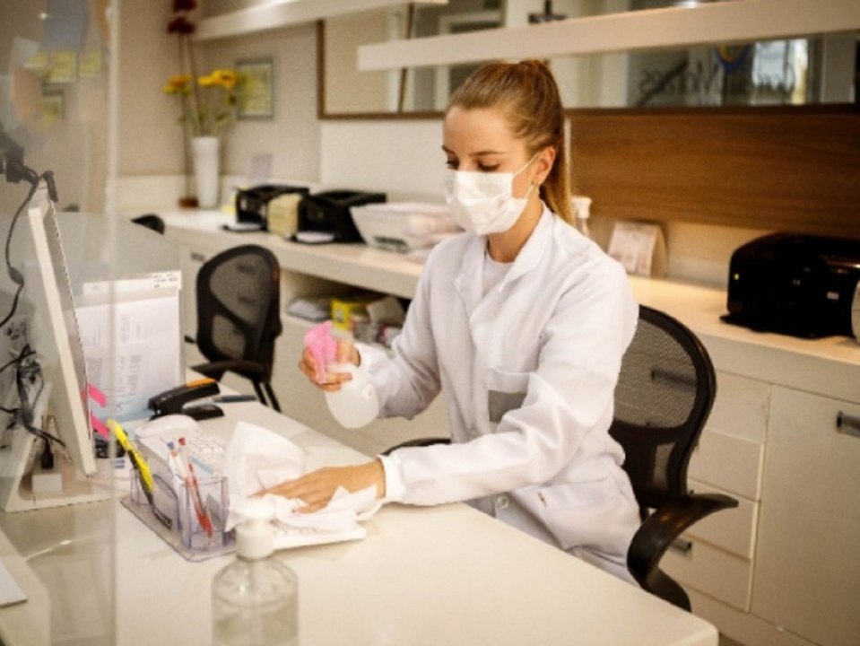 Arzthelferin arbeitet trotz Corona weiter - rund 600 Kontaktpersonen