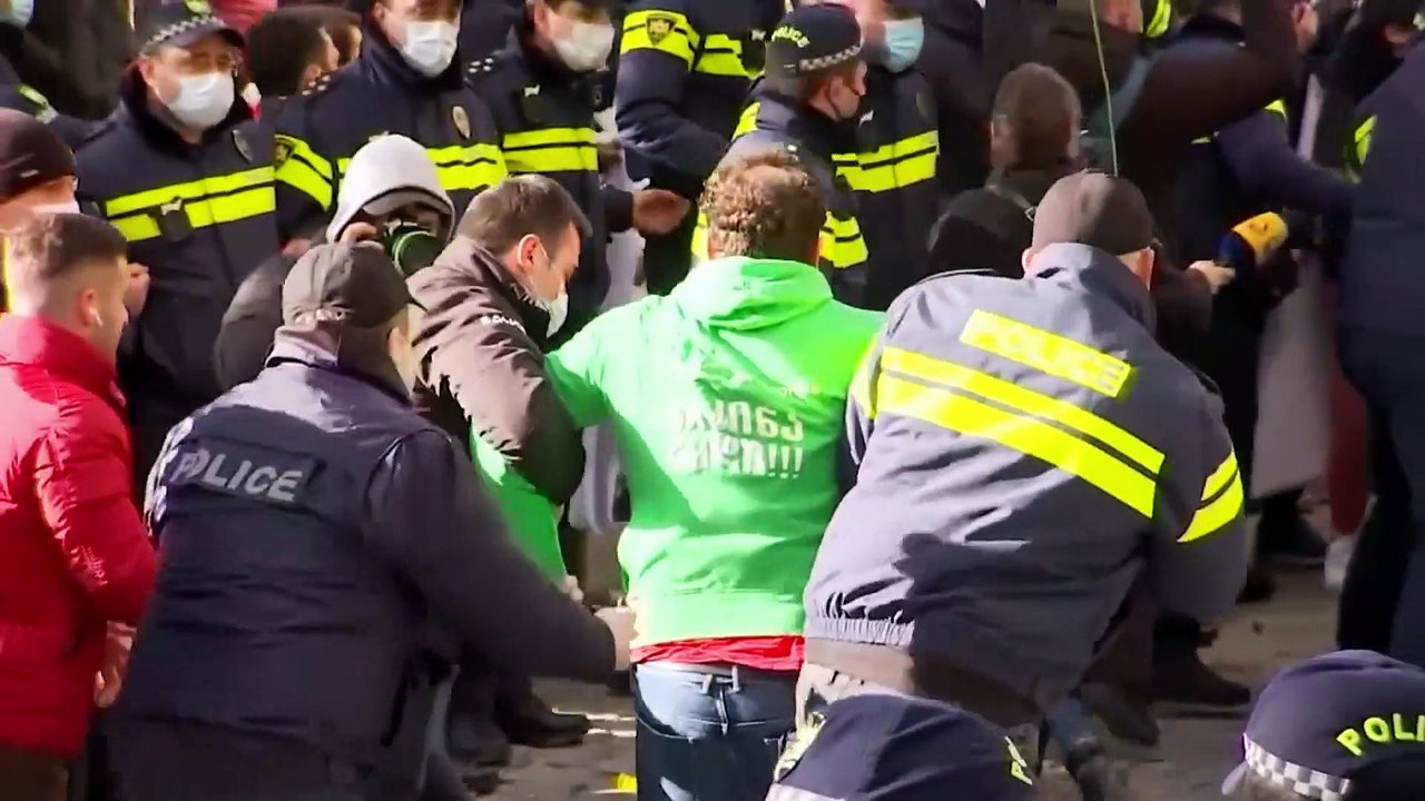 Keine Entspannung durch Gespräche: Protest vor Parlament in Tiflis