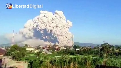 El volcán Sinabung en Indonesia entra en erupción arrojando una columna de 5 kilómetros