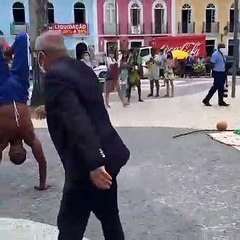 Padre junta-se a roda de capoeira