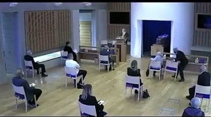 Covid-19: Filhos proibidos de abraçar a mãe durante funeral do pai