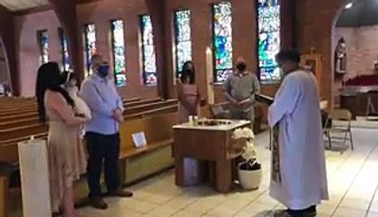 Padre expulsa menino autista de batizado da irmã por fazer barulho