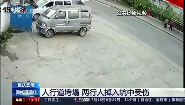 China: Duas pessoas \'engolidas\' em desabamento de passeio sobrevivem