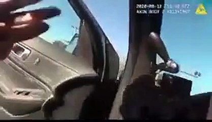 Polícia salva homem de cadeiras de roda preso nos carris