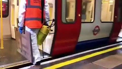 Banksy faz rara aparição pública para pintar... carruagem de metro