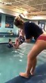 Bebé atirado à agua em aula de natação causa choque nas redes sociais