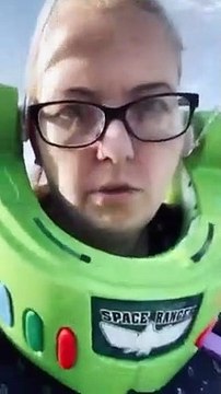 Sem máscara, mãe usa capacete do Buzz Lightyear para ir às compras