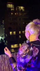 Vídeo: Fafá de Belém surpreende vizinhos com concerto na varanda