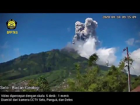 Vulcão Krakatoa entrou em erupção na Indonésia