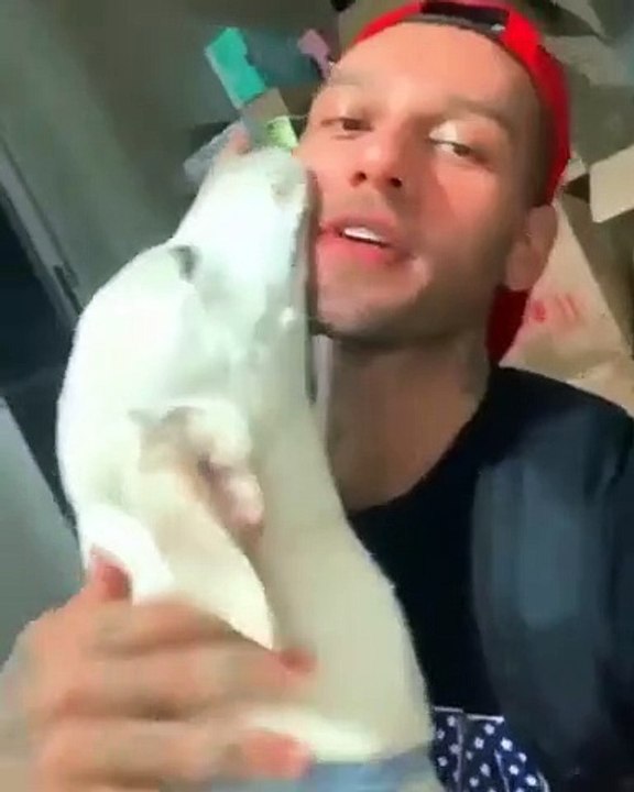 Lucas Lucco apresenta novo membro da família. "O Uaiti"