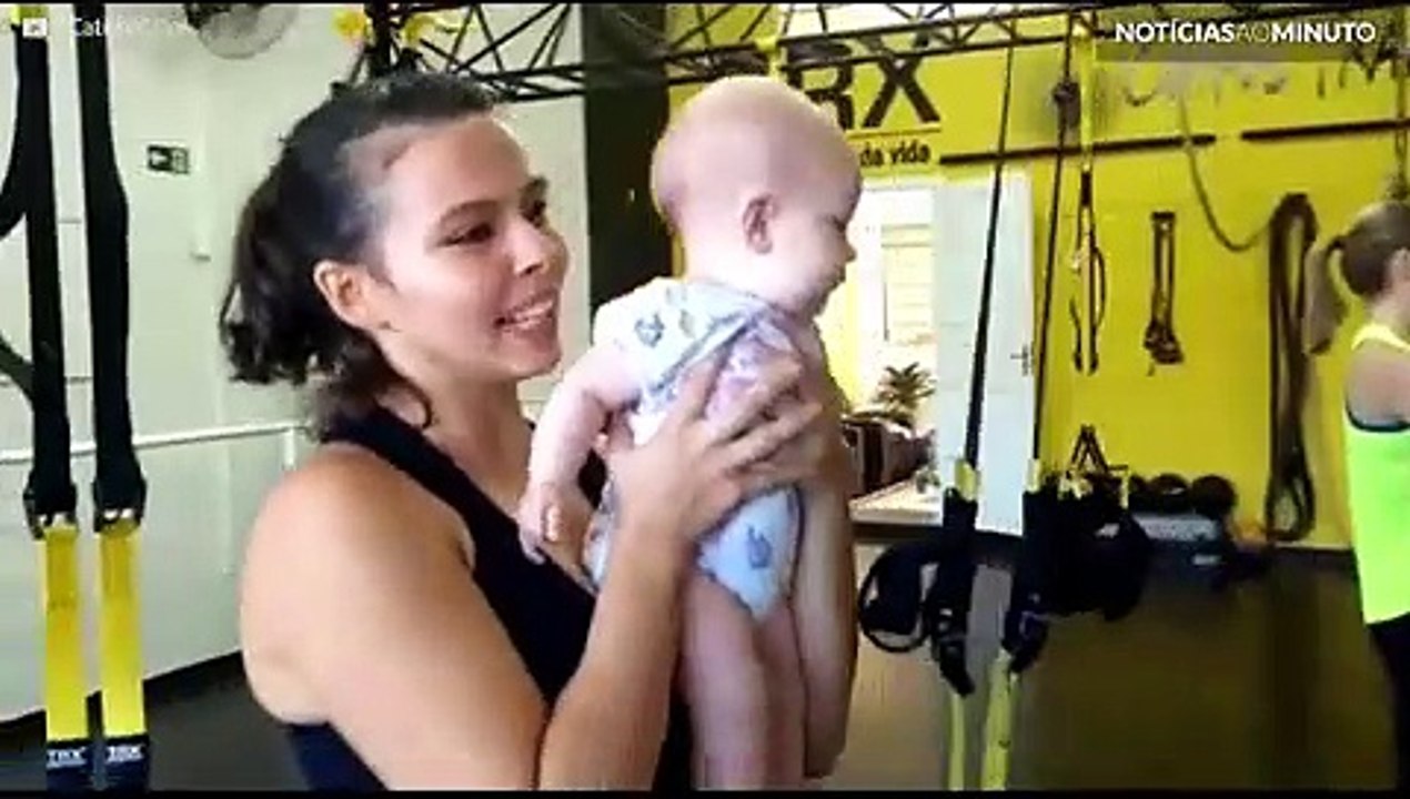 Nesta academia, as mães fazem exercício com os...