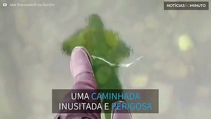 Homem se arrisca para filmar caminhada em lago congelado