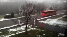 Ônibus escolar desliza perigosamente nos EUA