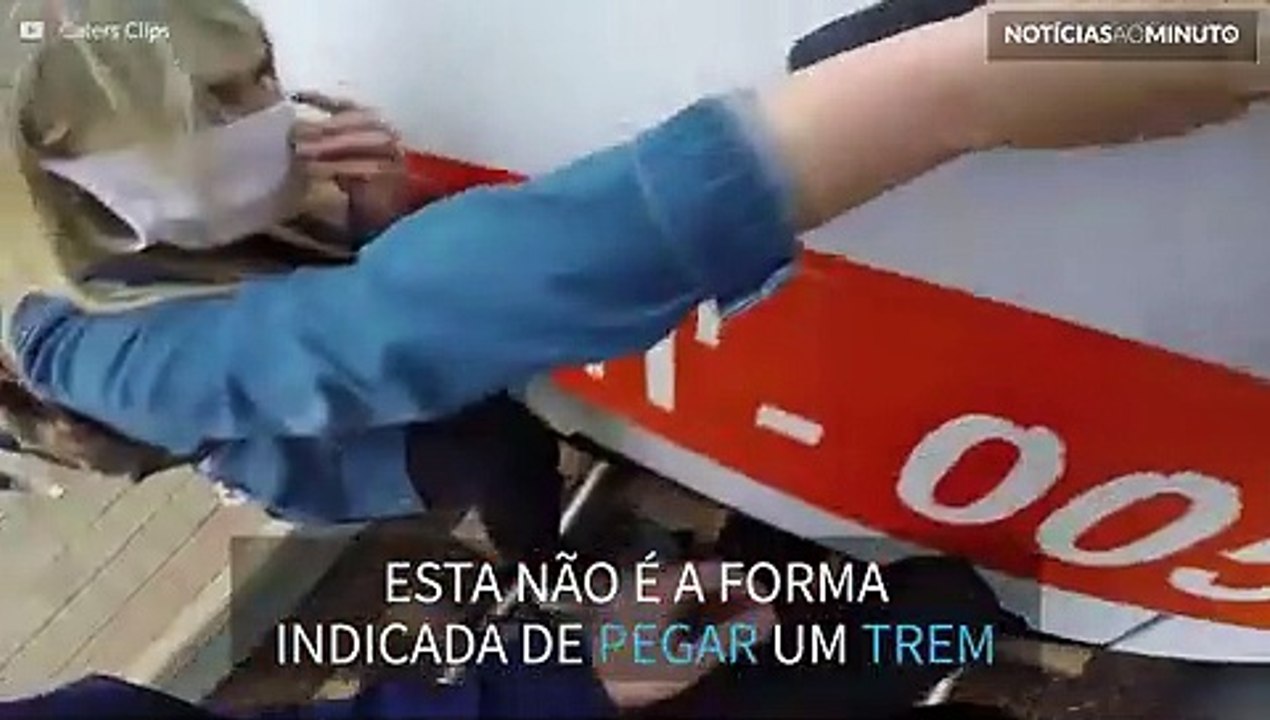 Casal pega carona perigosa em trem na Bielorrússia