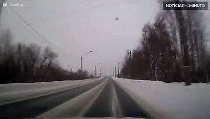 Neve na estrada quase resulta em acidente