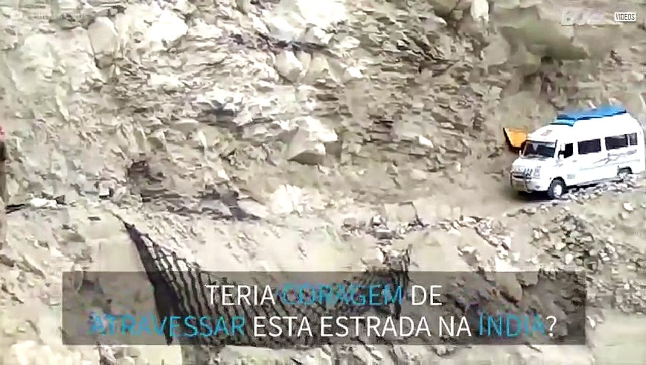 Van balança sobre a borda de penhasco